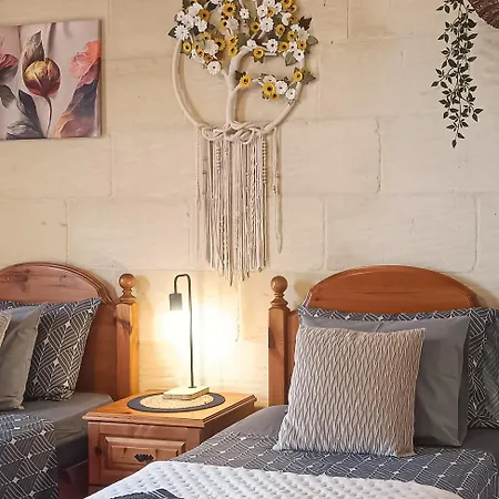 Moonshine Bed & Breakfast Nadur